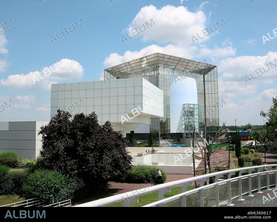 Futuristisches Gebäude, hier IMAX 3D-Kino, im Bau.