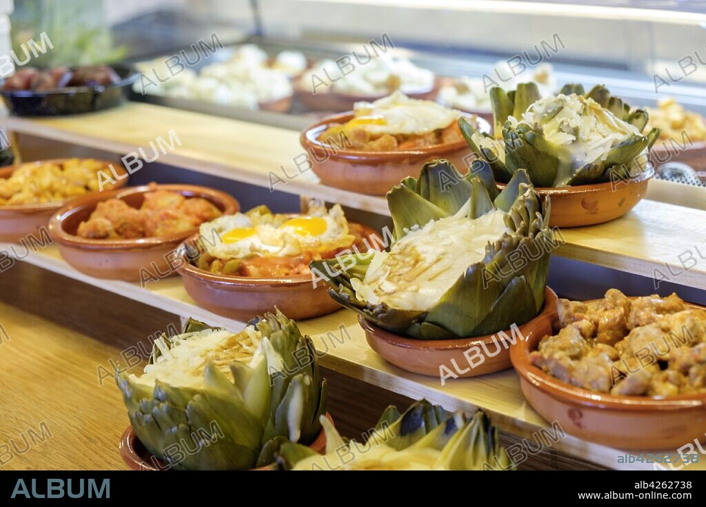 tapas mallorquinas, Mercat 1930 Palma Gatronomic Market, Paseo Maritimo, Palma, Mallorca, balearic islands, Spain.