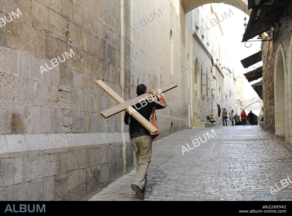 CRISTIANISMO. TIERRA SANTA. PEREGRINACION. JERUSALEN. Via Dolorosa. II Estación. Peregrinos católicos realizando el camino que hizo Jesucristo con la cruz a cuestas. Al fondo, el Arco del Ecce Homo. Israel.