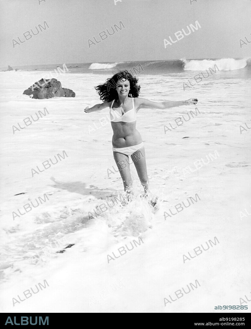 JACQUELINE BISSET en LA PLAYA, 1968 (THE SWEET RIDE), dirigida por HARVEY HART. Copyright 20TH CENTURY FOX.