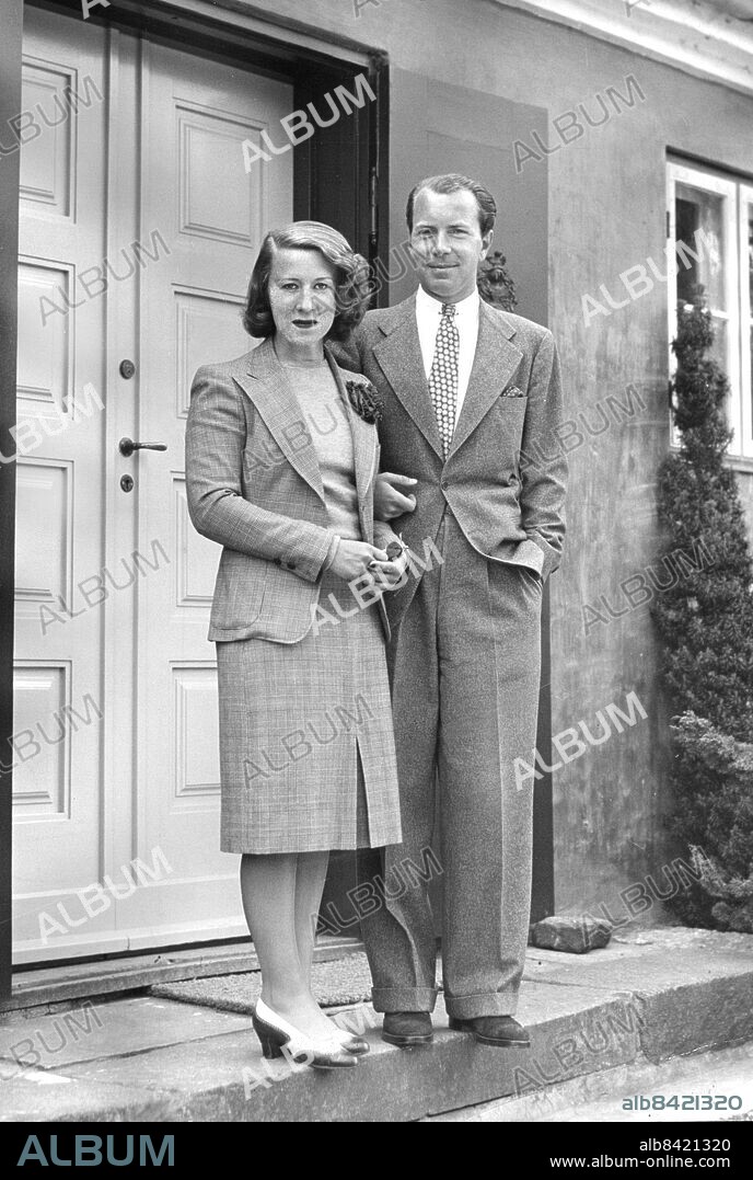 Sigvard Bernadotte med hustrun Erica Patzek framför hemmet villan i Lyngby i Danmark 1939. Bernadotte Sigvard greve prins Sit Portr 1939. Patzek Erica. (c) Sydsvenskan / IBL Bildbyrå.