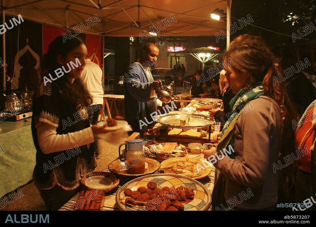 Barcelone : Banlieue/Rambla del Raval (EL más multietnico de la
ciudad) ; árabe de pasteleria de mercadillo ambulante de te y de
tienda.