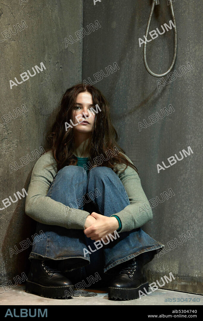 STEFANIE SCOTT en LA CHICA EN EL SOTANO, 2021 (GIRL IN THE BASEMENT), dirigida por ELISABETH ROHM. Copyright Lifetime / Swirl Films.