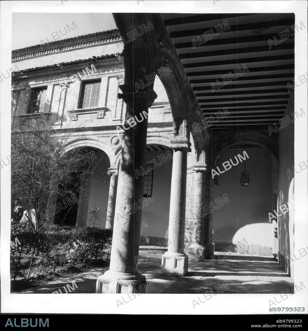 1960. Alcalá de Henares. Claustro del paraninfo de la Universidad.