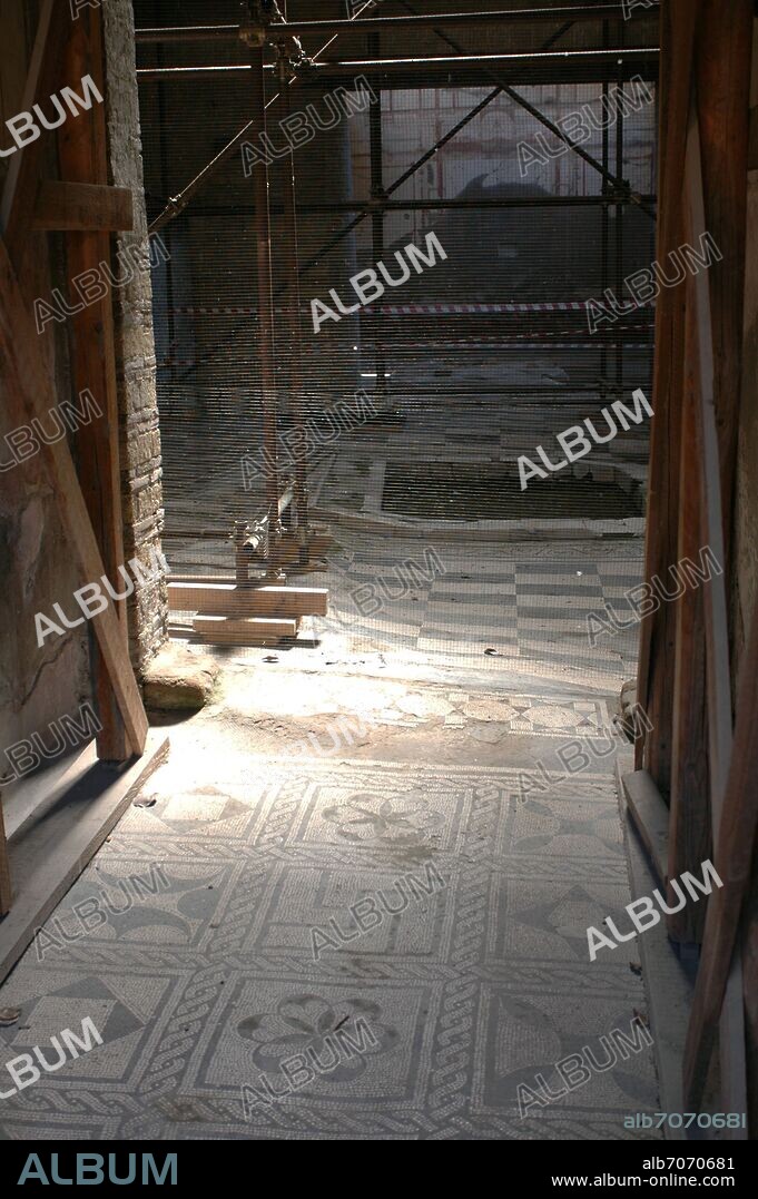 CASA DEL ATRIO CON MOSAICO - SIGLO I.