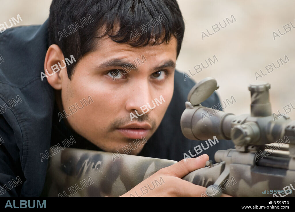 MICHAEL PEÑA in SHOOTER, 2007, directed by ANTOINE FUQUA. Copyright PARAMOUNT PICTURES / FRENCH, KIMBERLY.