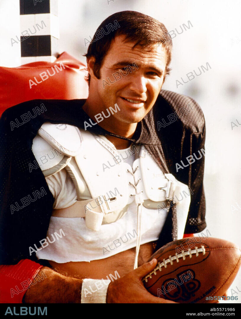 BURT REYNOLDS en EL ROMPEHUESOS, 1974 (THE LONGEST YARD), dirigida por ROBERT ALDRICH. Copyright PARAMOUNT PICTURES.