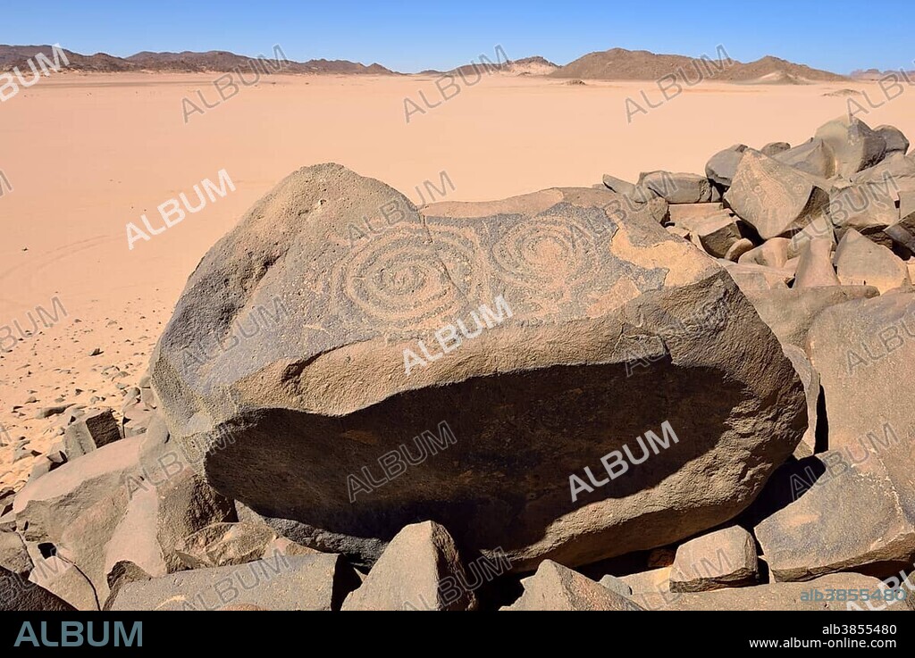 Neolithic rock art, Bubaline or Bubalus period, rock engraving of a spiral symbol, Tassili n'Ajjer National Park, Unesco World Heritage Site, Sahara desert, Algeria