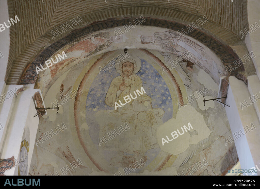 Fresco románico con la representación de Cristo Majestad (Pantocrátor) sentado en un trono sobre la esfera celeste, rodeado por el Tetramorfos. Situado en la bóveda del ábside. Ermita del Cristo de la Luz, antigua mezquita, construída a finales del siglo X y convertida en iglesia cristiana en el siglo XII. Toledo. Castilla-La Mancha. España.
