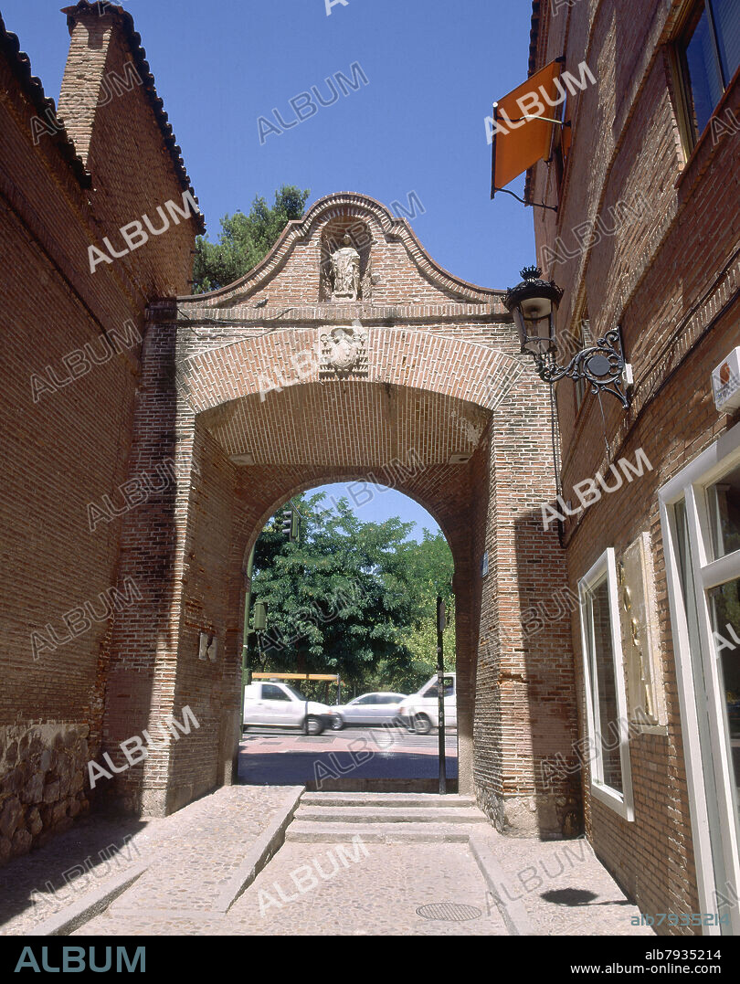 PUERTA O ARCO DE  SAN BERNARDO CON IMAGEN DE SAN BERNARDO Y ESCUDO DEL CARDENAL SANDOVAL Y ROJAS - S XVII.