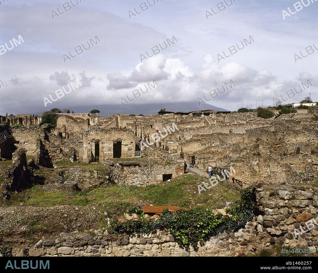 Pompeya. Ciudad romana situada a los pies del Vesubio, destruida en el 79 d. C. por la erupción del volcán. Panorámica de las ruinas del norte de la ciudad desde el odeon. La Campania.