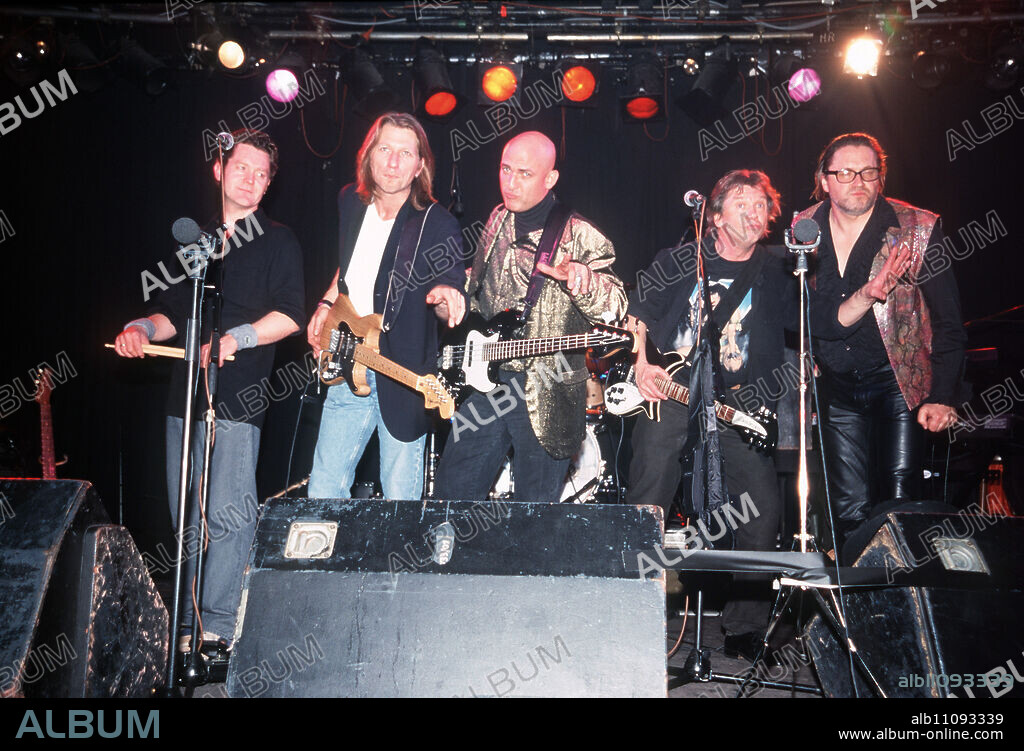 IT MUST BE LOVE - Robi's band: Bodo Kaufmann (JÜRGEN TONKEL), Robi (MICHAEL FITZ), Dickie Messerschmidt (LEON BODEN), Harry Beluga (BERND TAUBER) and Hansi Gibs (MICHAEL BRANDNER). Director: Felix Dünnemann / Title: IT MUST BE LOVE / D 2000.