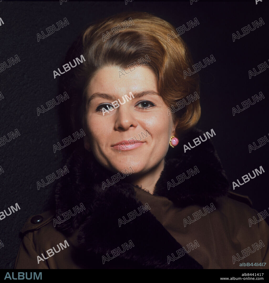 STOCKHOLM 1968.. CLARY JANSSON programledare i Aktuellt. Liknande bild publ i RiR 8/68, omslag: Clary Jansson - Du kan ju le! Journalister Journalistik Nyheter Pälskragar Nyhetsankare Örhängen CD548 persons: CLARY JANSSON sites: STOCKHOLM;SVERIGE.