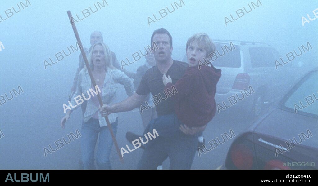 LAURIE HOLDEN, NATHAN GAMBLE and THOMAS JANE in THE MIST, 2007, directed by FRANK DARABONT. Copyright DARKWOODS PRODUCTIONS/DIMENSION FILMS.