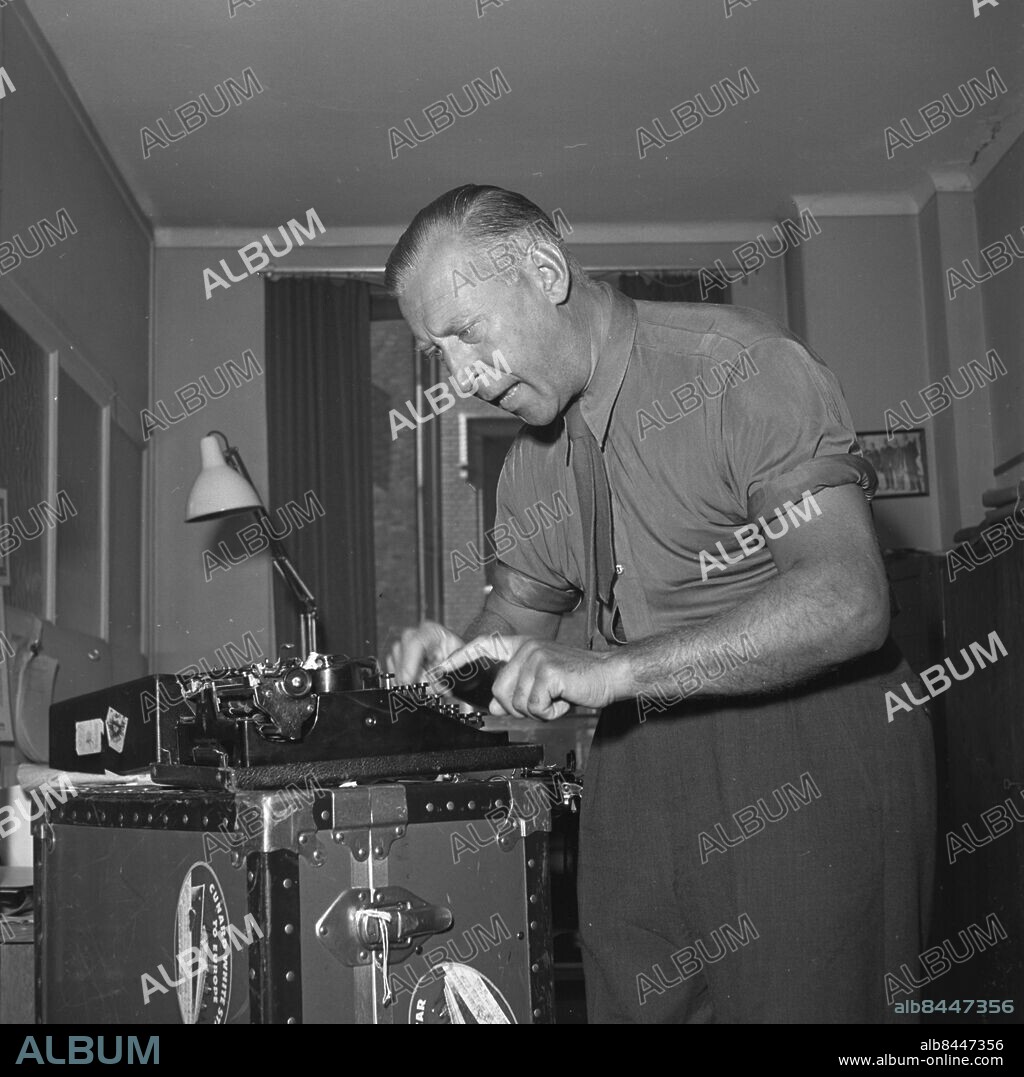 GÖTEBORG 1947-08.. Henry Eidmark, populär skribent och författare på Rekord-Magasinet. *** Local Caption *** apr1959_1659 Foto: Kamerareportage / TT / Kod: 2524.