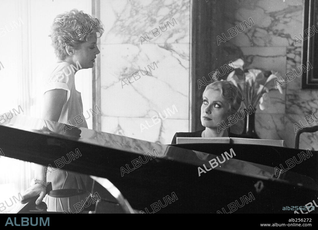 CATHERINE DENEUVE and SUSAN SARANDON in THE HUNGER, 1983, directed by TONY SCOTT. Copyright Metro-Goldwyn-Mayer (MGM).