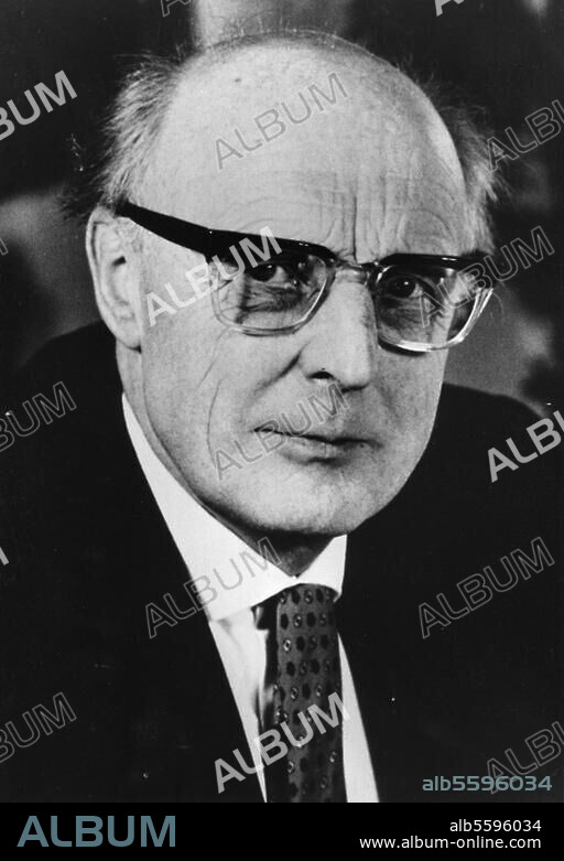 Jensen, Hans Daniel Kernphysiker (Nobelpreis für Physik 1963). Hamburg 25.6.1907 - Heidelberg 11.2.1973. Porträtaufnahme, undat.