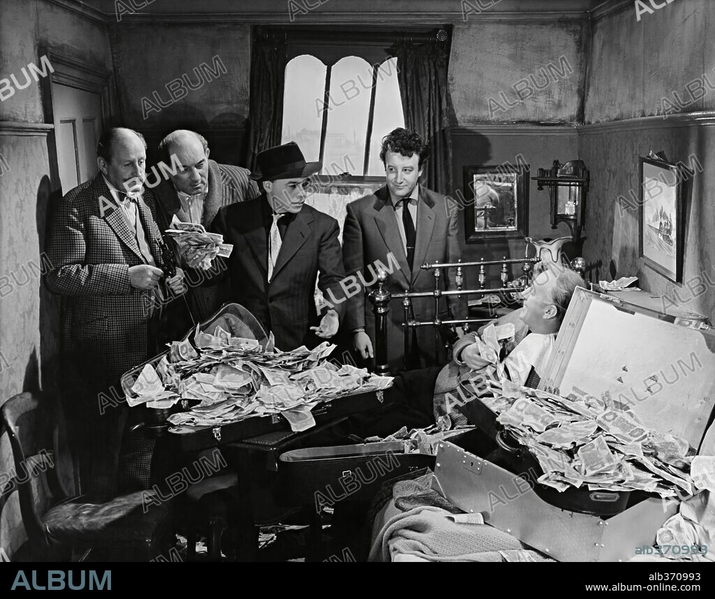 DANNY GREEN, ALEC GUINNESS, LOM HERBERT, CECIL PARKER and peter sellers. ALEC GUINNESS, CECIL PARKER, DANNY GREEN, HERBERT LOM and PETER SELLERS in THE LADYKILLERS, 1955, directed by ALEXANDER MACKENDRICK. Copyright EALING/RANK.