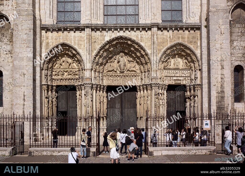 CATEDRAL DE NOTRE-DAME (NUESTRA SEÑORA DE CHARTRES). EXTERIORES.  CHARTRES, FRANCIA.