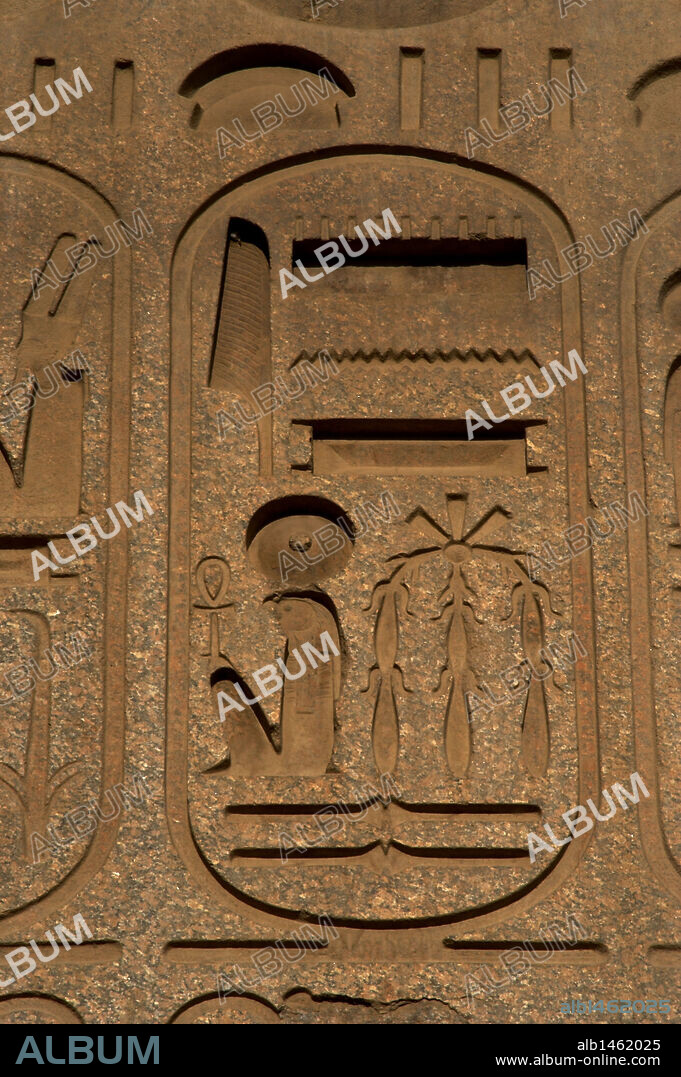 ESCRITURA JEROGLIFICA. EGIPTO. PROTOCOLO REAL DE RAMSES II. Detalle de uno de los CARTUCHOS donde se escribía el conjunto de nombres o títulos que asumía el faraón en el momento de su ascensión al trono. OBELISCO DE RAMSES II. TEMPLO DE LUXOR. DINASTIA XIX. (1320-1200 a. C.). IMPERIO NUEVO.