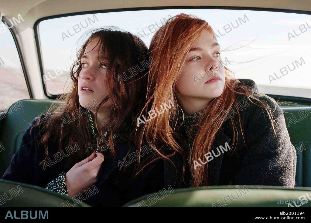ALICE ENGLERT and ELLE FANNING in GINGER & ROSA, 2012, directed by SALLY POTTER. Copyright ADVENTURE PICTURES.