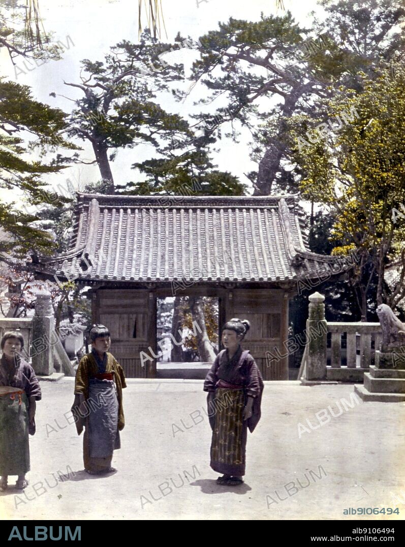 Three japanese maids at the Kasuga Hotel, Suma, Japan. 1900.