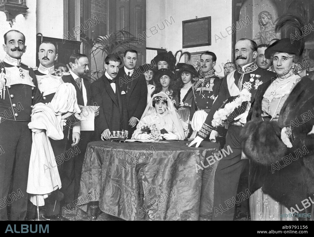 28 enero 1914. Boda Aristocratica en Madrid.
D. Luis Figueroa Alonso Martinez (X), hijo Primogenito de los Condes de Romanones, y la Condesita de Quintanilla, Hija de los Condes de Torre-Arias, Firmando el acta de su Enlace, Verificado ayer mañana en la iglesia de san Fermin de los Navarros.