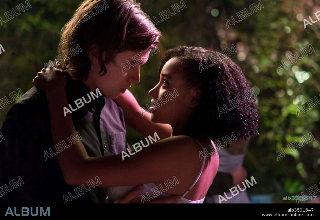 AMANDLA STENBERG und NICK ROBINSON in EVERYTHING, EVERYTHING, 2017, unter der Regie von STELLA MEGHIE. Copyright ALLOY ENT/ITACA FILMS/MGM.