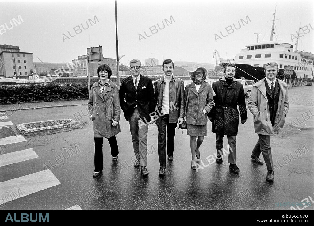 MALMÖ 1970-10-18.. SYDNYTT. Inför premiären av ett nytt regionalt nyhetsprogram som ska starta måndagen 2/11 1970 i TV2.. Här ses en del av Sydnytts redaktion: frv Marianne Söderberg (nyhetsuppläsare), Bo Sigheden (nyhetsuppläsare), Jaak Saving (redaktionen), Agneta Iderot (redaktionen) Christer Åhström (nyhetsuppläsare), samt Nils Ingvar Lundin (reporter, inlånad från nyhetsredaktionen). Foto: Bo-Aje Mellin / RiR / SVT / Kod: 5600. Reportage publ. i RiR 45/70 sid. 18-19.. RiR 19956 sv/v neg  . På rad Journalister.