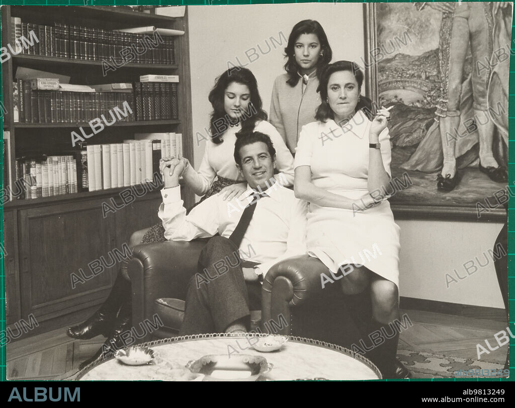 Marzo de 1971. El torero Antonio Ordóñez con su esposa y sus hijas Carmen y Belén.