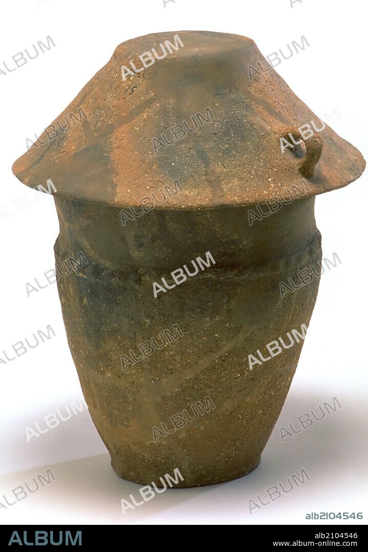 URNA CON TAPA. EDAD DEL BRONCE CAMPOS DE URNAS S VII a.C. (DEPOSITO: MUSEO ARQUEOLOGICO NACIONAL).