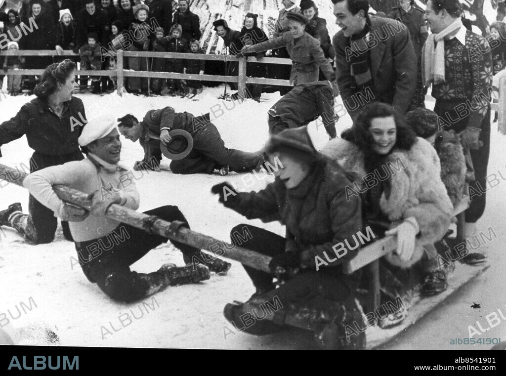 ARKIV -1947 . Slängkälkeåkning i vid Floras Kulle i Humlegården. Gänget som roar sig är skådespelarma Bengt Logardt, Lisbeth Bodin, Bojan Westin, Birger Malmsten och Rune Halvarsson. Bilden publicerad i boken "Så roade vi oss". Sid 135. Foto: TT Kod: 194 . COPYRIGHT SCANPIX SWEDEN.