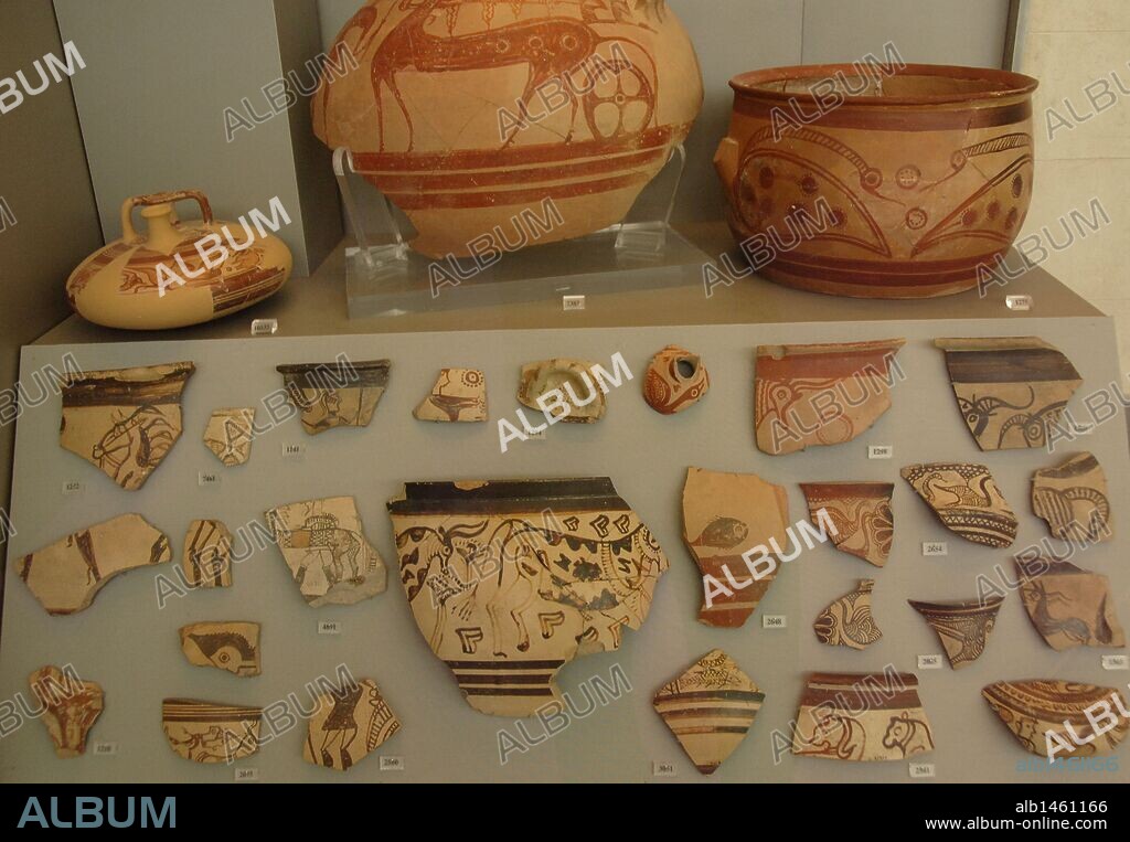 ARTE MICENICO. GRECIA. Fragmentos de CERAMICA DE ESTILO PICTORICO. Fechados entre los siglos XIV-XII a. C. Proceden de la Acrópolis de Micenas. Museo Arqueológico Nacional. Atenas. Grecia.