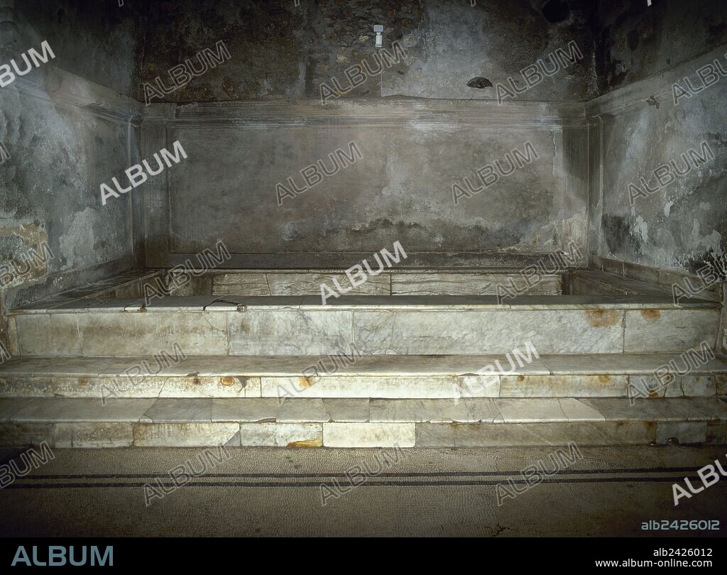 ARTE ROMANO. ITALIA. TERMAS DEL FORO. Construidas en el primer periodo de la colonia romana por Lucio Cesio con fondos públicos, constituían los baños públicos de la ciudad. Vista del interior del "CALEDARIUM" o sala del baño caliente. Al fondo, baño caliente con piscina de mármol. POMPEYA. La Campania.