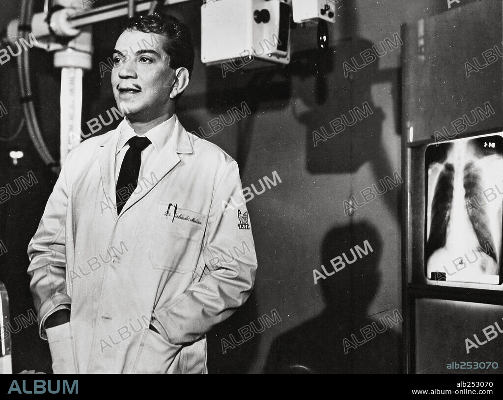 CANTINFLAS en EL SEÑOR DOCTOR, 1965, dirigida por MIGUEL M. DELGADO. Copyright POSA FILMS, S.A.