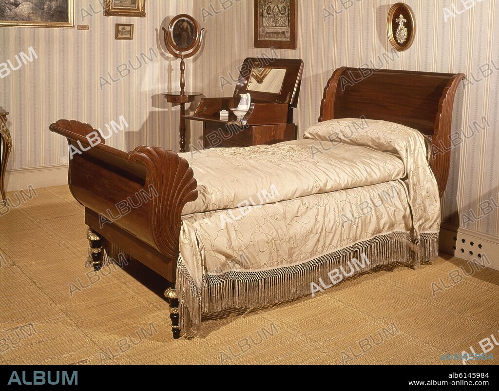 CAMA ESTILO IMPERIO DE CAOBA Y COLCHA CON BORDADO FILIPINO - PRIMER CUARTO DEL SIGLO XIX.