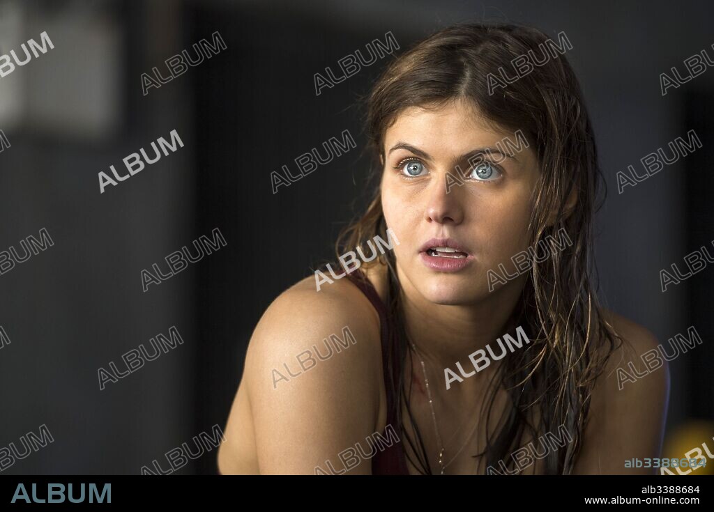 ALEXANDRA DADDARIO in SAN ANDREAS, 2015, directed by BRAD PEYTON. Copyright WARNER BROS/VILLAGE ROADSHOW PICTURES/NEW LINE CINEMA/FLYNN.