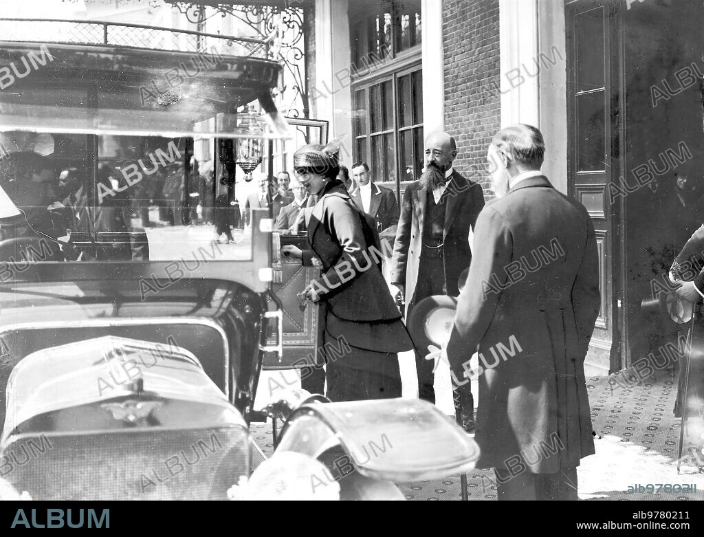 Mayo 1914. Los Infantes don Alfonso y doña Beatriz de regreso de Rumanía. S. A. la Infanta doña Beatriz al salir de la estación del norte ayer tarde para Dirigirse A su residencia con su Esposo, el infante don Alfonso.