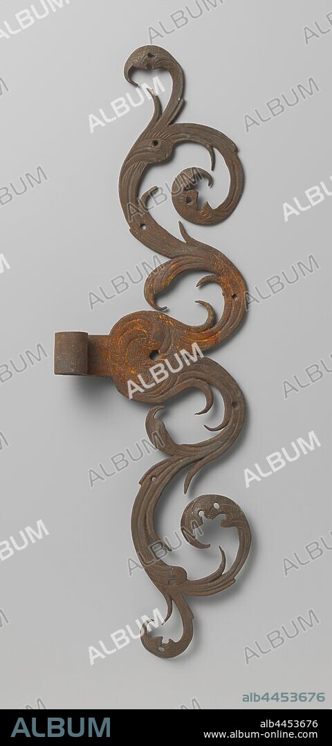 Handle of tinned iron with leaf motifs, Handle of tinned iron. At the bottom a large, round opening of a hinge with a round end. From there arise two symmetrical leaf motifs, which split towards the end., anonymous, 1600 - 1800, iron (metal), tin (metal), h 50.0 cm × w 33.5 cm × l 2.5.