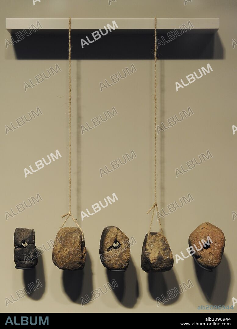 HISTORIA ANTIGUA. TRIBUS GERMANICAS. EPOCA IMPERIO ROMANO. EUROPA. Objetos de origen romano dan testimonio del contacto comercial entre las tribus germánicas (zona Berlín) y los romanos. Pesas de telar de arcilla. Siglos II-III d. C. Primeros asentamientos en Berlín. Neues Museum (Nuevo Museo). Berlín. Alemania. Europa.