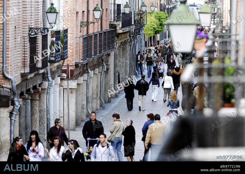 13/04/2008. Calle Mayor. La calle Porticada mas larga de Europa. 
Alcala de Henares. Madrid. Espana. Foto: de san Bernardo. Archdc.