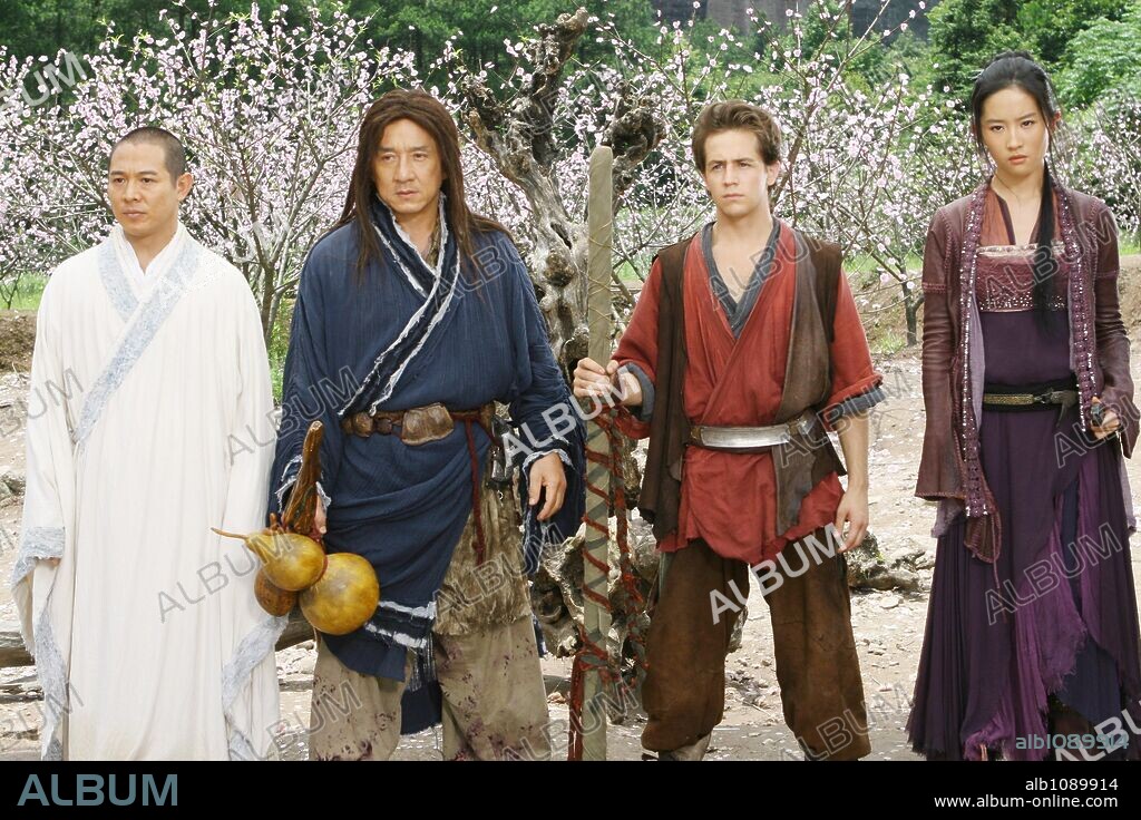 JACKIE CHAN, JET LI, MICHAEL ANGARANO y YIFEI LIU en EL REINO PROHIBIDO, 2008 (THE FORBIDDEN KINGDOM), dirigida por ROB MINKOFF. Copyright CASEY SILVER PRODUCTIONS/CHINA FILMS CO-PRODUCTION CORP.