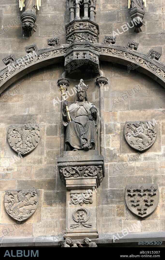 Carlos IV (1316-1378). Primer rey de Bohemia y emperdor del Sacro Imperio Romano Germánico. Conocido por Carlos IV de Luxemburgo y Carlos I de Bohemia. Escultura de la Torre de la Pólvora, antigua puerta de la ciudad. Praga. República Checa.