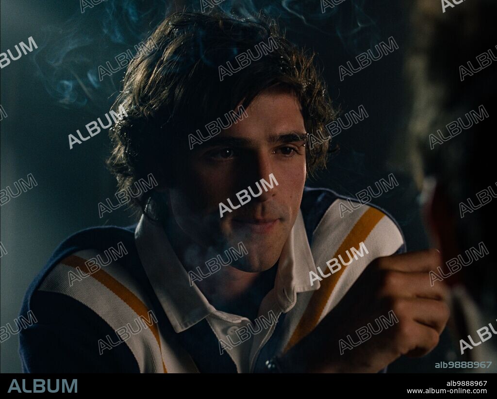 JACOB ELORDI en SALTBURN, 2023, dirigida por EMERALD FENNELL. Copyright LuckyChap Entertainment MRC Film Media Rights Capital (MRC) Metro-Goldwyn-Mayer (MGM).