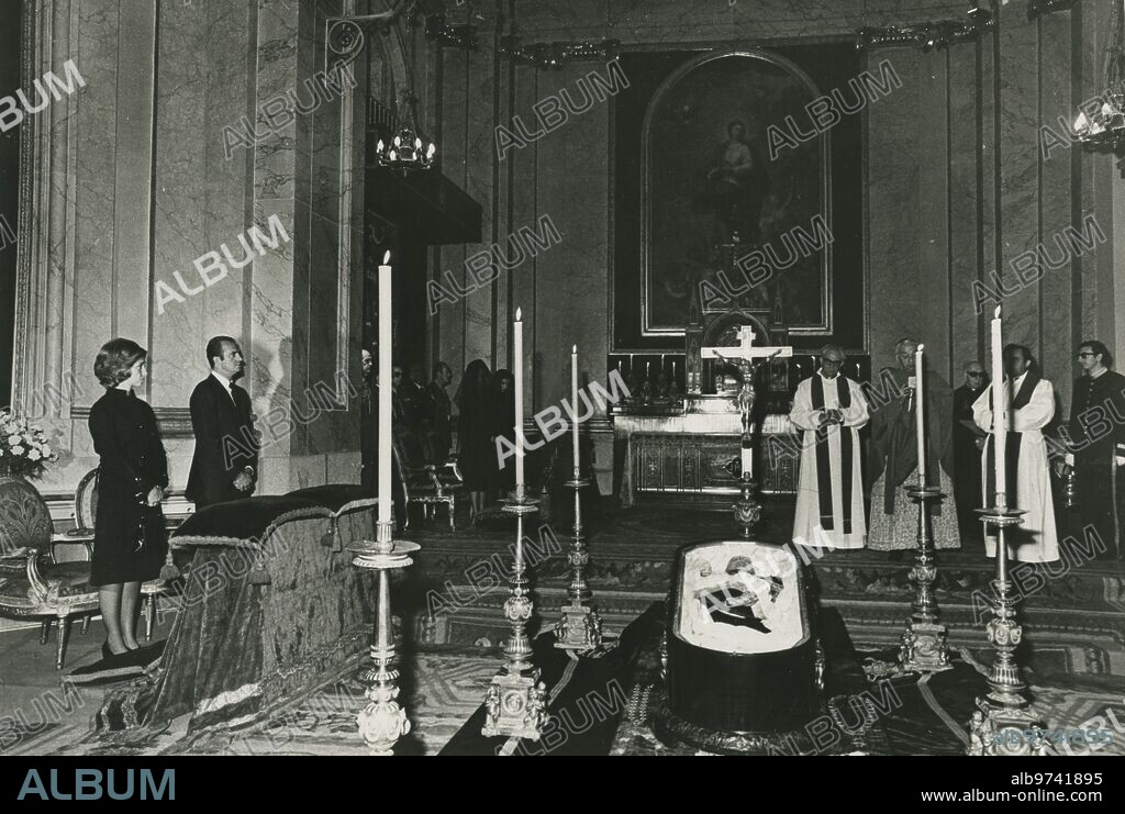 Madrid, 20/11/1975. Fallecimiento del Jefe del Estado, don Francisco Franco Bahamonde. Misa «corpore insepulto», celebrada el El Pardo y oficiada por don Vicente Enrique y Tarancón, Cardenal Arzobispo de Madrid y presidente de la Conferencia Episcopal Española. En la imagen, SS. MM. don Juan Carlos y doña Sofía, presidiendo el duelo oficial.