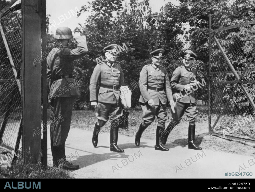 Brauchitsch, Walther von Generalfeldmarschall (1938-1941 Oberbefehlshaber des Heeres), 1881-1948. Rußlandfeldzug 1941/42: Brauchitsch (Mitte) verläßt das Führerhauptquartier nach einer Besprechung in Begleitung von Hauptmann Glytenfeldt (links) und Hauptmann Schmundt. Foto (Hoffmann), Augsut 1941.