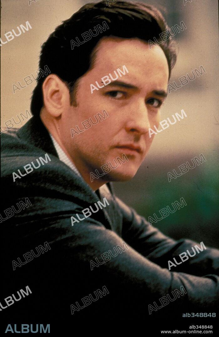 JOHN CUSACK en CITY HALL. LA SOMBRA DE LA CORRUPCIÓN, 1996 (CITY HALL), dirigida por HAROLD BECKER. Copyright CASTLE ROCK ENTERTAINMENT.