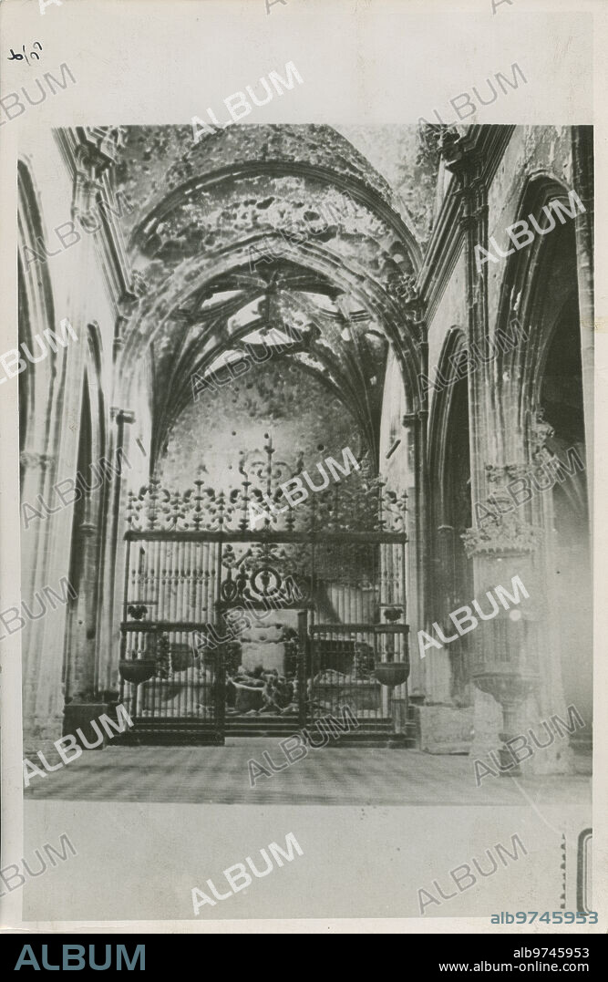 Baena (Córdoba), julio de 1936. Guerra Civil Española. Catedral de Baena destrozada causa de un incendio provocado por los republicanos.