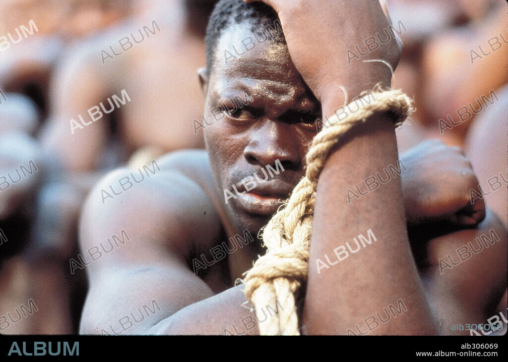 DJIMON HOUNSOU in AMISTAD, 1997, unter der Regie von STEVEN SPIELBERG. Copyright TM & DREAMWORKS / COOPER, ANDREW.