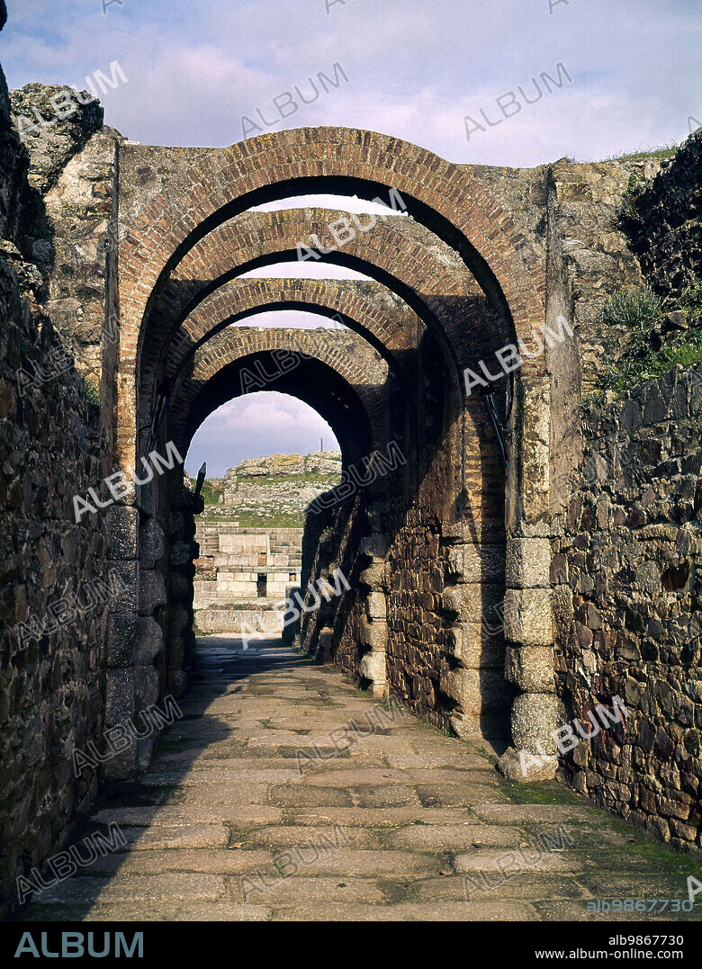 ARCOS DEL ANFITEATRO ROMANO DE MERIDA INAUGURADO EL AÑO 8 AC.